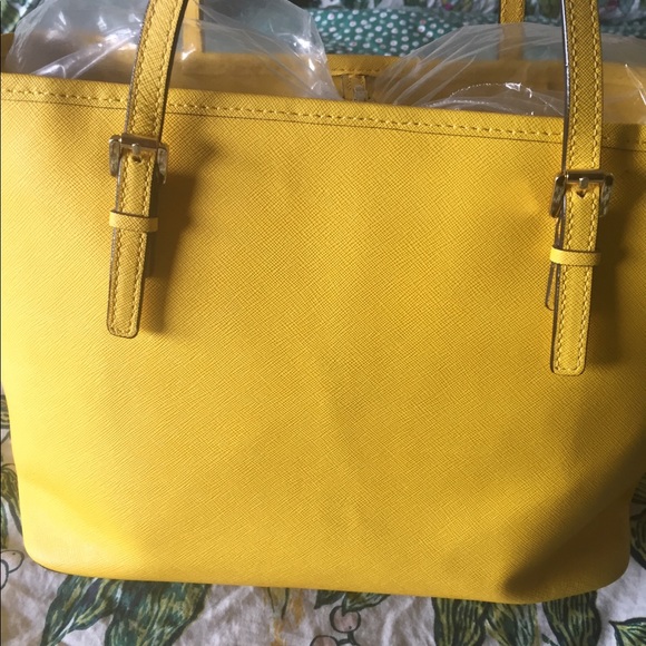 Beautiful every day tote pre own like new - Picture 2 of 5